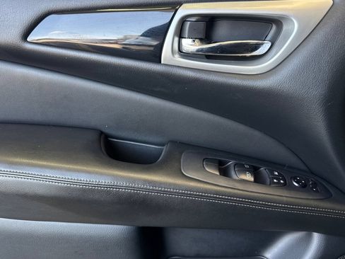 Used 2019 Nissan Pathfinder SV FWD image 11