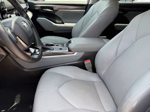 Used 2020 Toyota Highlander Limited FWD image 12