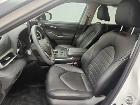 Used 2024 Toyota Highlander XLE AWD/4WD image 19