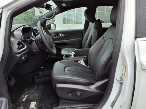 New 2026 Chrysler Pacifica Select image 9