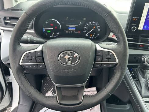 Used 2025 Toyota Sienna XLE w/ XLE Plus Package image 16