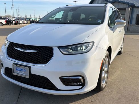 Used 2022 Chrysler Pacifica Limited image 4