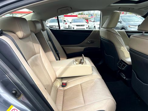 Used 2019 Lexus ES 300h w/ Luxury Package image 26