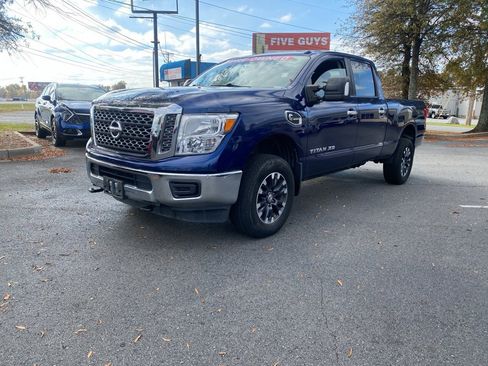 Used 2018 Nissan Titan SV image 3
