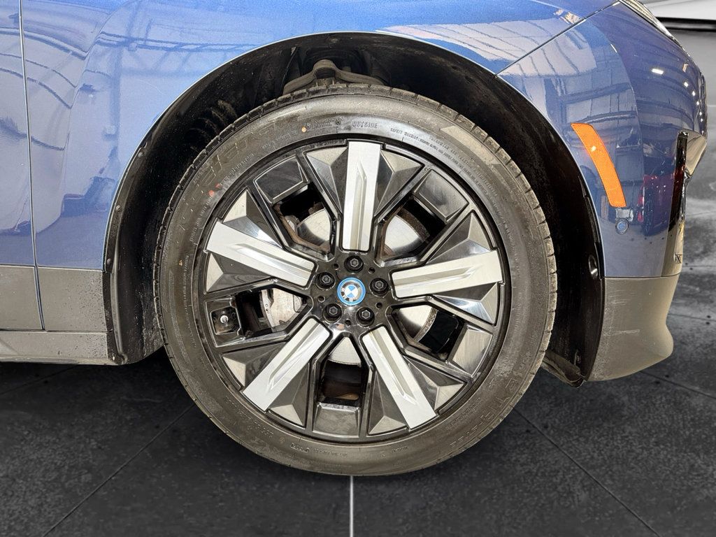 Used 2023 BMW iX xDrive50 w/ Premium Package AWD/4WD image 33