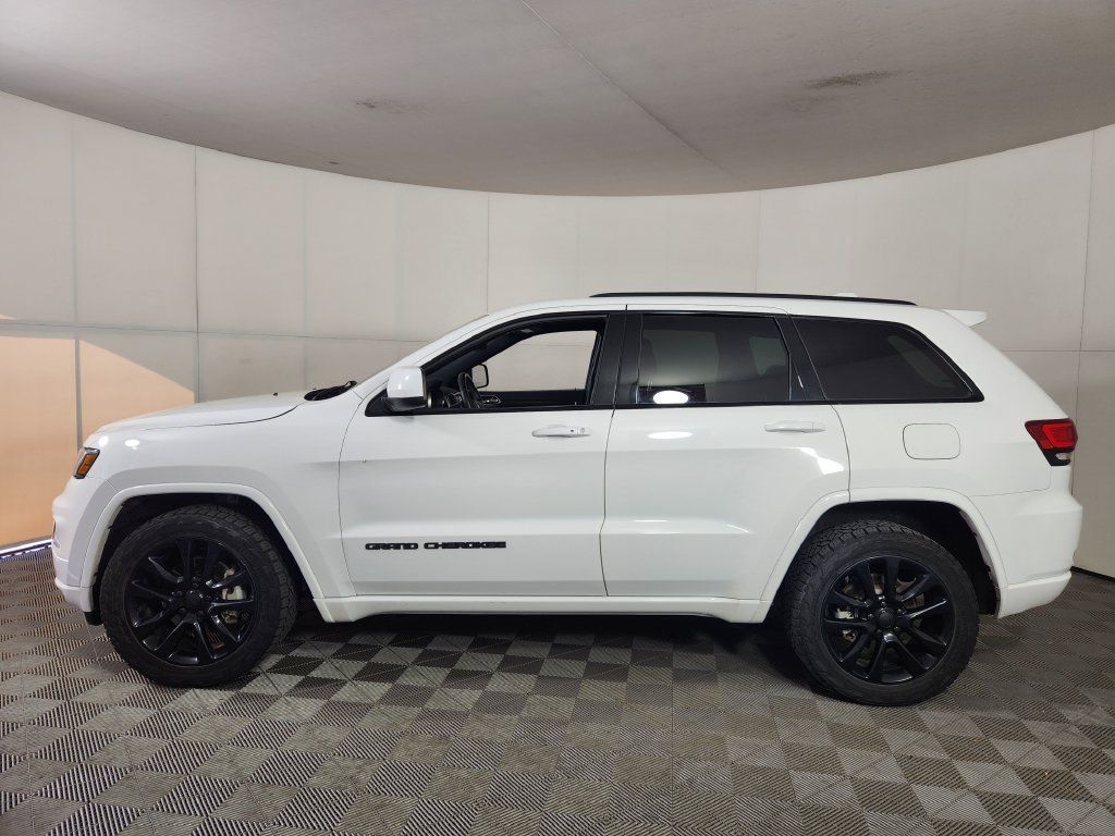 Used 2017 Jeep Grand Cherokee Altitude AWD/4WD image 4