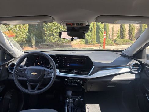 Used 2025 Chevrolet Trax LT FWD image 32