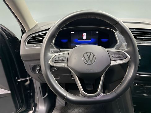 Used 2022 Volkswagen Tiguan SE w/ Panoramic Sunroof Package FWD image 15