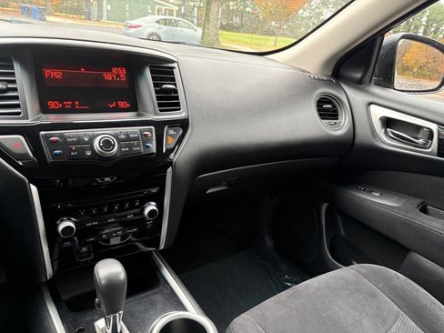 Used 2014 Nissan Pathfinder S image 19