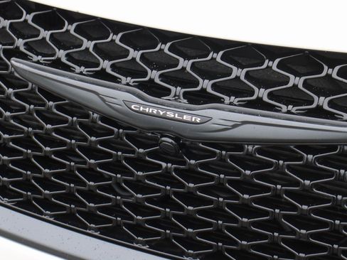 Used 2021 Chrysler Pacifica Touring w/ S Appearance Package image 53