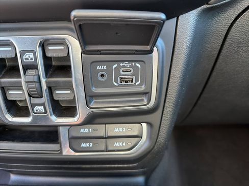 Used 2021 Jeep Wrangler Unlimited Sahara image 39