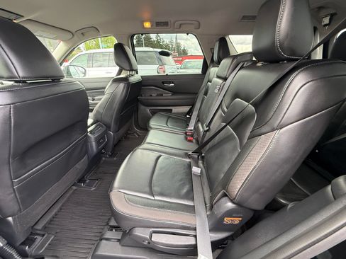 Used 2025 Nissan Pathfinder SL AWD/4WD image 6