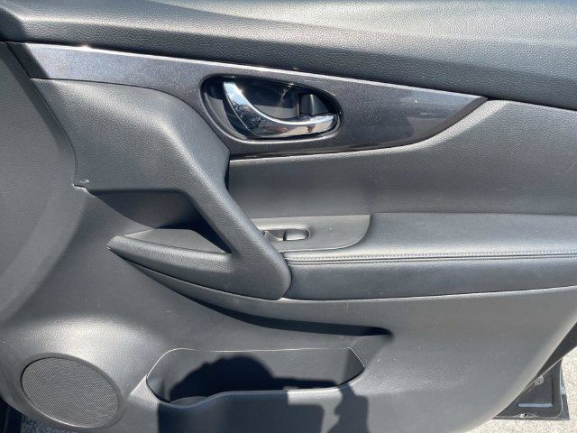 Used 2020 Nissan Rogue SV FWD image 23