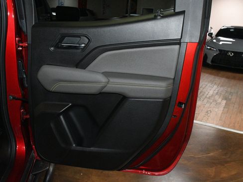 Used 2025 Chevrolet Colorado ZR2 w/ Technology Package AWD/4WD image 46
