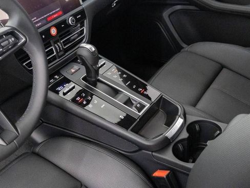 Certified 2026 Porsche Macan AWD/4WD image 14