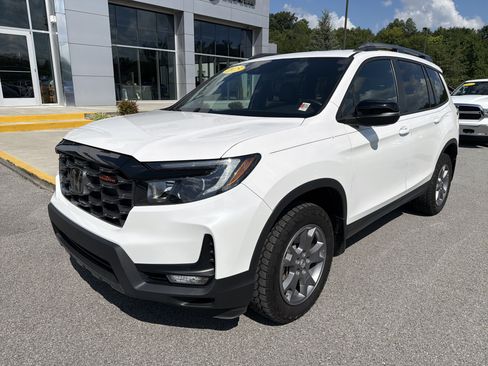 Used 2025 Honda Passport TrailSport image 2
