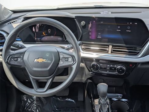Used 2025 Chevrolet Trax LT FWD image 17