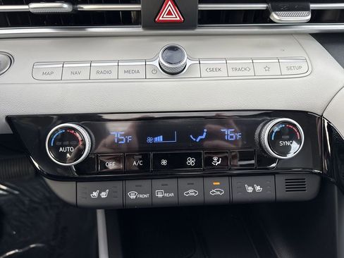 New 2025 Hyundai Elantra Limited image 17