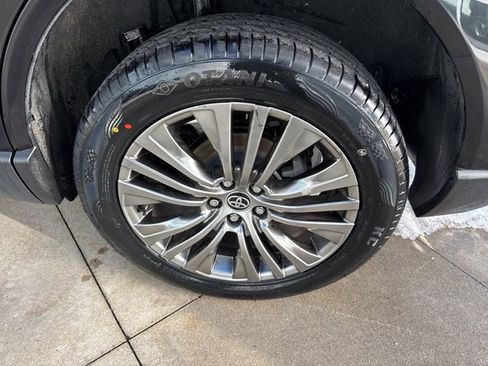 Used 2023 Toyota Venza Limited image 12