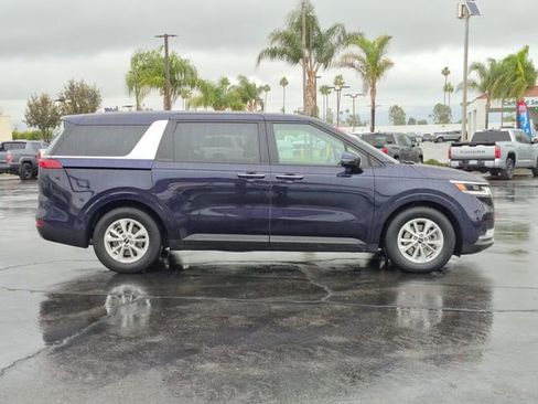 Used 2024 Kia Carnival LX image 4