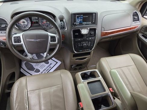 Used 2013 Chrysler Town & Country Touring FWD image 11