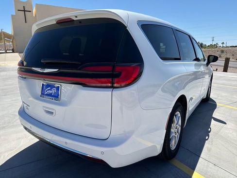 Used 2023 Chrysler Pacifica Touring-L FWD image 5