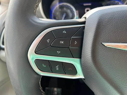 Used 2023 Chrysler Pacifica Touring-L FWD image 22