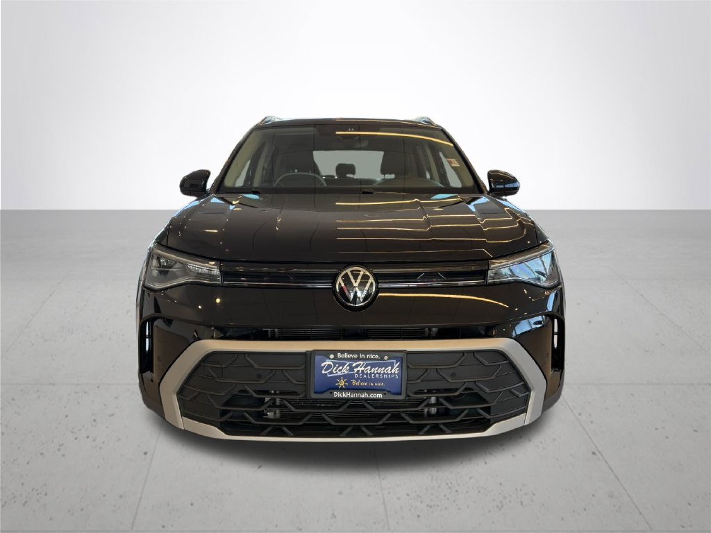 Used 2025 Volkswagen Taos SE AWD/4WD image 3