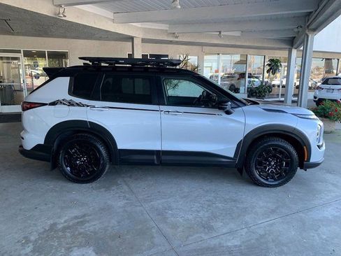 Used 2025 Mitsubishi Outlander AWD image 2
