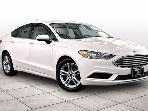 Used 2018 Ford Fusion SE w/ Fusion SE Technology Package image 2