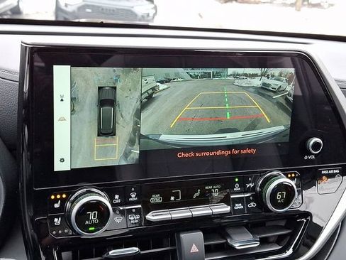 Used 2025 Toyota Highlander Platinum image 19