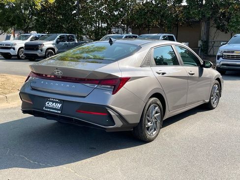 Used 2024 Hyundai Elantra SEL FWD image 7