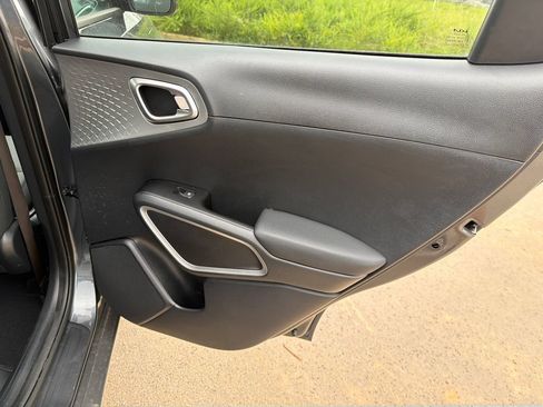 Used 2025 Kia Soul LX w/ LX Technology Package FWD image 16