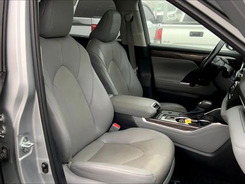 Used 2022 Toyota Highlander Limited image 8