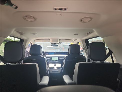 New 2026 Lincoln Navigator Premiere AWD/4WD image 19