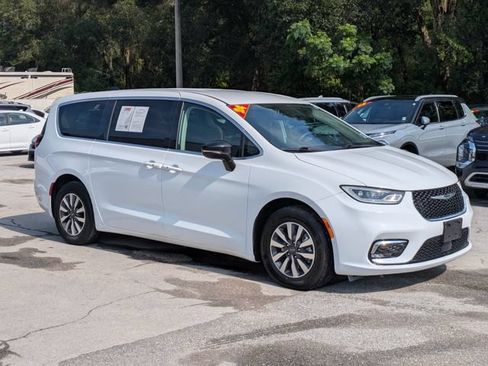 Used 2024 Chrysler Pacifica Limited FWD image 2