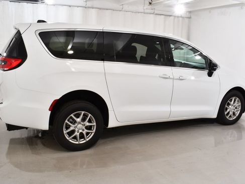 Used 2026 Chrysler Pacifica Select FWD image 12