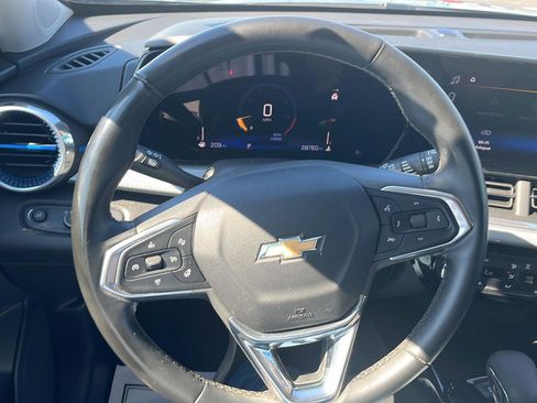 Used 2025 Chevrolet Trax LT w/ LT Convenience Package FWD image 10