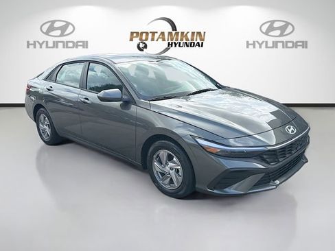 New 2026 Hyundai Elantra SE image 3