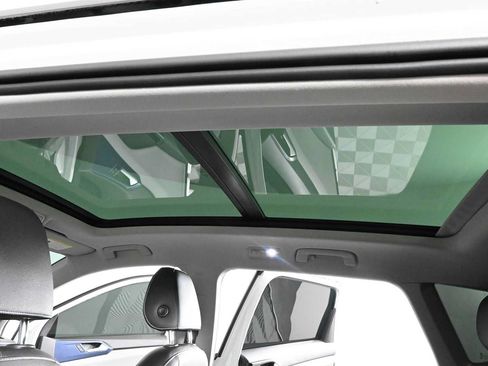 Certified 2023 Volkswagen Taos SE w/ Panoramic Sunroof Package FWD image 5