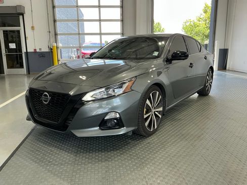 Used 2020 Nissan Altima 2.0 Platinum FWD image 2