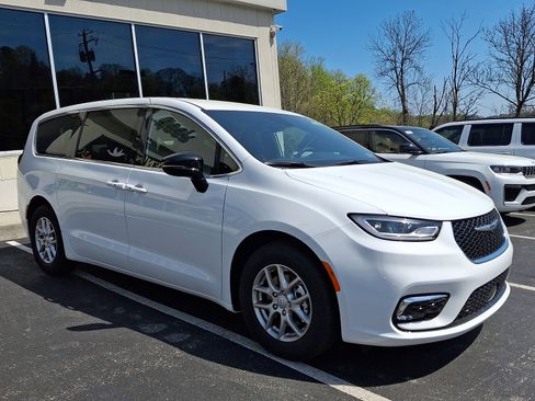 New 2026 Chrysler Pacifica Select image 2