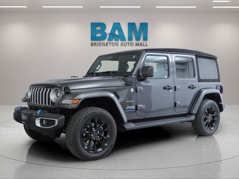 Used 2024 Jeep Wrangler Unlimited Sahara w/ Technology Group AWD/4WD image 3