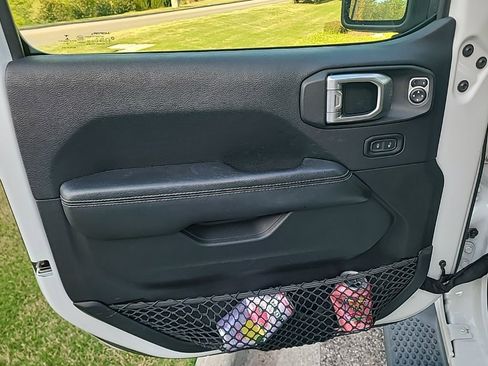 Used 2018 Jeep Wrangler Unlimited Sahara image 13