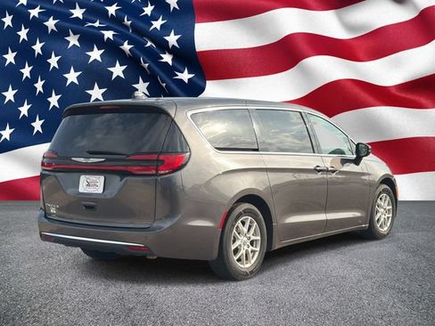 Used 2023 Chrysler Pacifica Touring-L FWD image 6