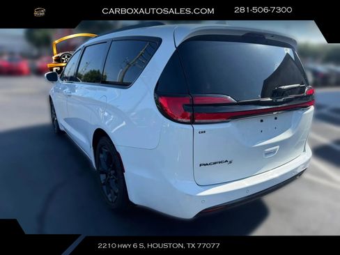 Used 2021 Chrysler Pacifica Touring w/ S Appearance Package FWD image 3
