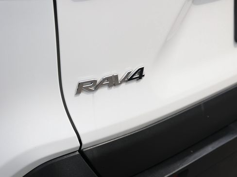 Used 2021 Toyota RAV4 LE FWD image 38