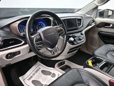 Used 2019 Chrysler Pacifica Touring-L FWD image 13