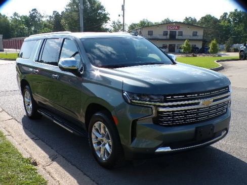 Used 2023 Chevrolet Suburban Premier RWD image 1