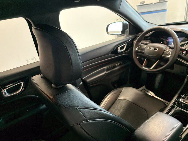 Used 2023 Jeep Compass Trailhawk w/ Trailhawk Convenience Group AWD/4WD image 26